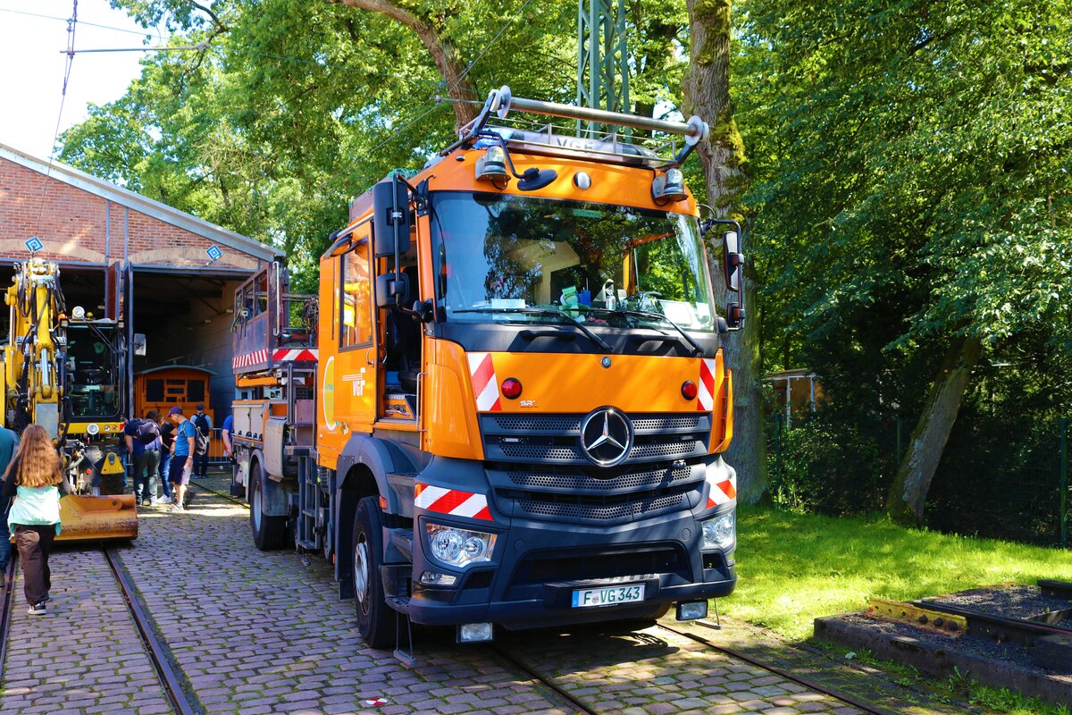 VGF Mercedes Benz Arocs Zweiwege Turmwagen am 02.09.23 beim Tag der Verkehrsgeschichte in Frankfurt am Main