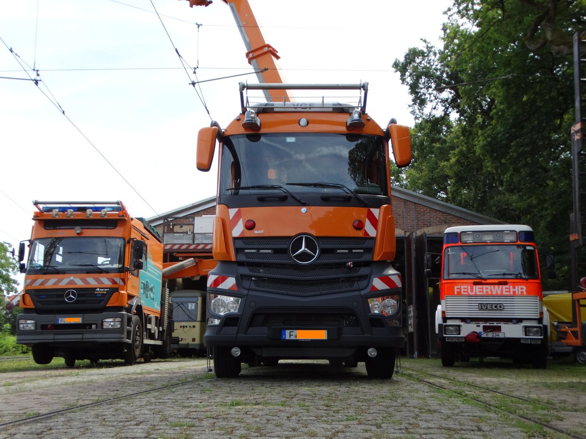 VGF Mercedes Benz Axor und Arocs Oberleitungswagen und alter BF Rüstwagen Schiene am 10.07.16 beim Sommerfest im Straßenbahn Museum Frankfurt