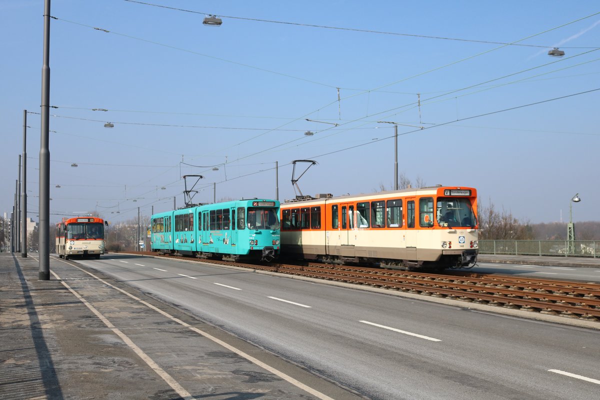 VGF Mercedes Benz O305, Düwag Pt Wagen 728 und 148 bei Frankfurt Hausen bei einer Sonderfahrt am 04.03.18 auf der Breitenbachbrücke