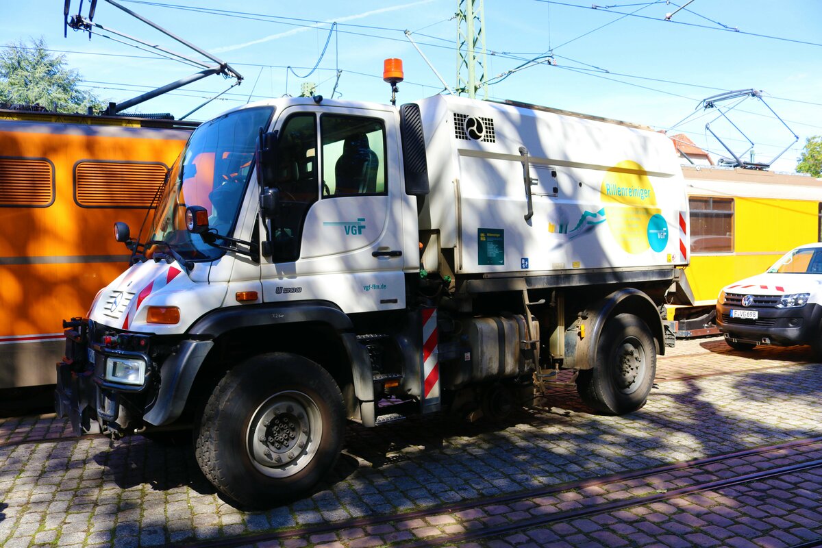 VGF Mercedes Benz Unimog U500 Rillenreiniger am 02.09.23 beim Tag der Verkehrsgeschichte in Frankfurt am Main