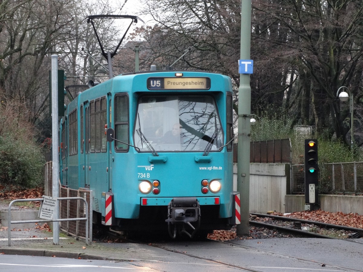 VGF Ptb Wagen 734 auf der Linie U5 hat gerade den U-Bahn Tunnel verlassen am 02.01.14 in Frankfurt am Main 