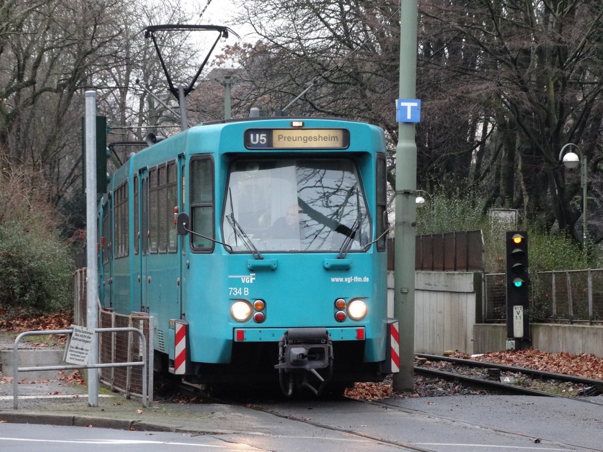 VGF Ptb Wagen 734 auf der Linie U5 hat gerade den U-Bahn Tunnel verlassen am 02.01.14 in Frankfurt am Main 