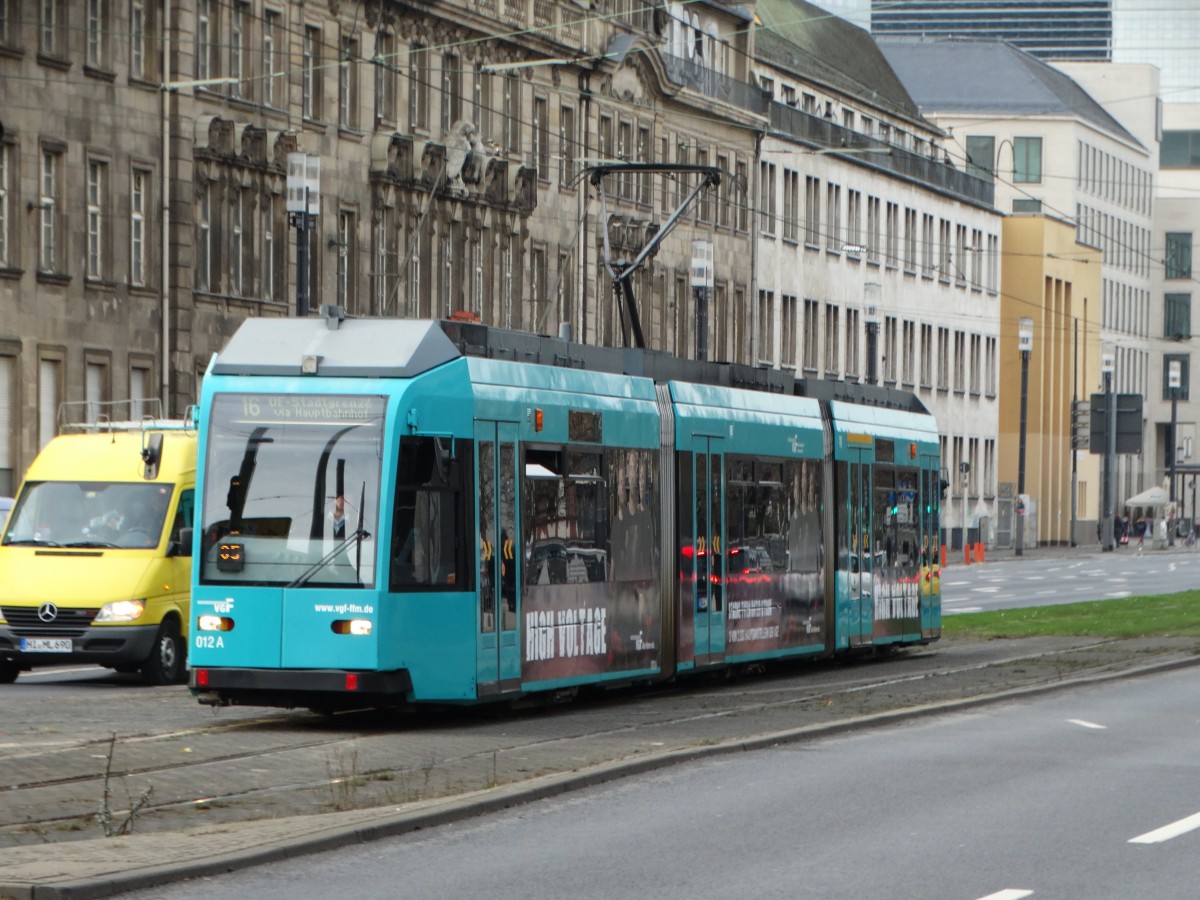VGF R-Wagen 012 am 05.12.15 in Frankfurt am Main Platz der Republik 