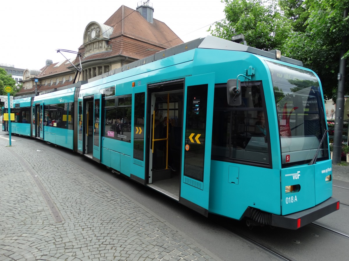 VGF R-Wagen 018 am 24.05.14 in Frankfurt am Main Süd Bhf auf der Linie 16 