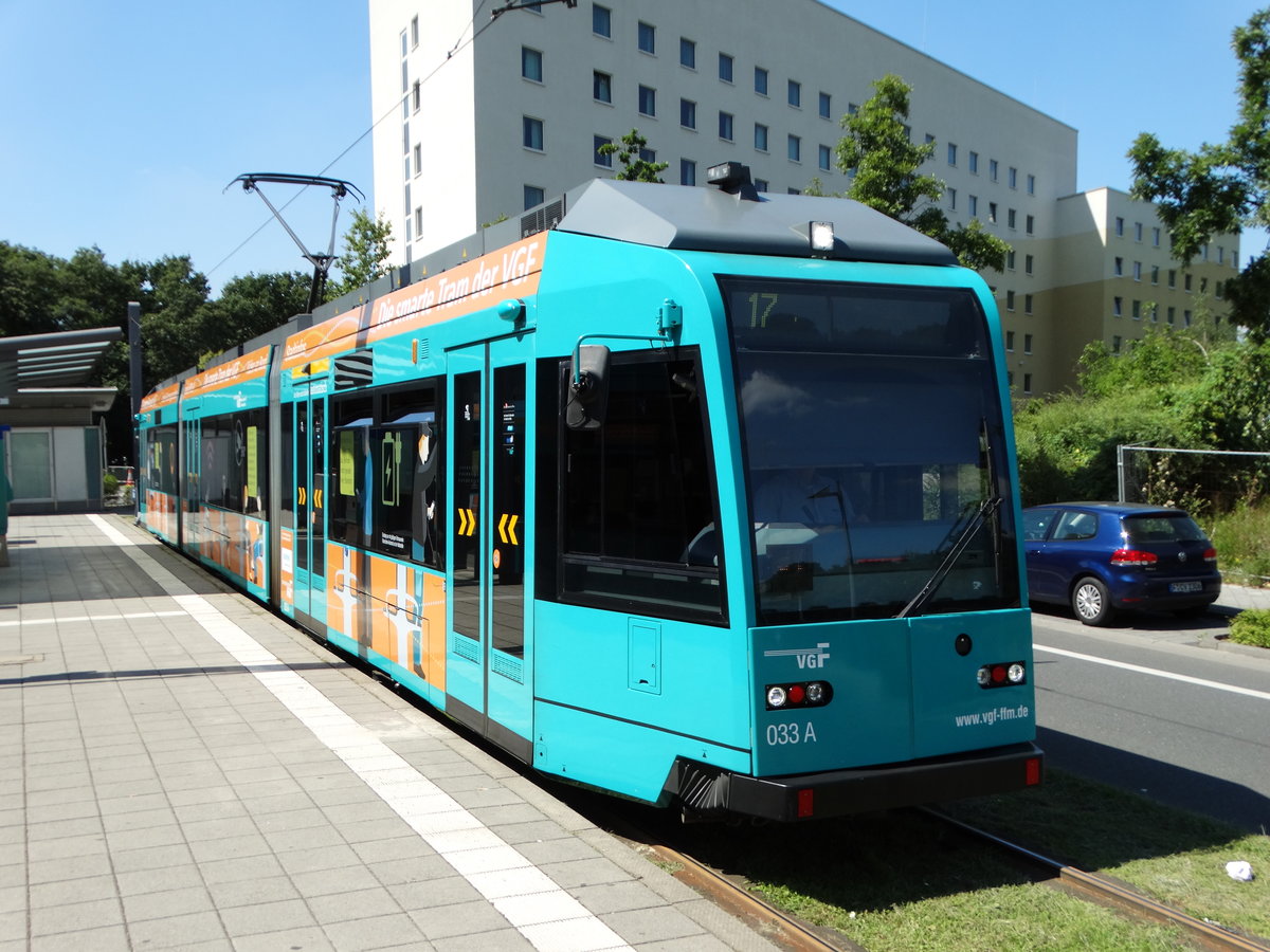 VGF R-Wagen 033 ist der erste der in Zusammenarbeit mit Siemens modernisiert wurde. Dies kann man an den neuen LED Frontscheinwerfern erkennen. Hier am 17.08.16 in Frankfurt Rebstockbad 