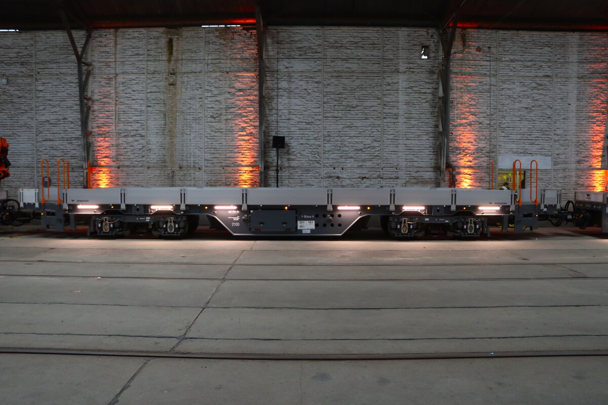 VGF Schienentransportwagen am 21.09.25 beim Tag der Schiene im Betriebshof Eckenheim am Abend. Hier handelt es sich um die VGF Wagen 2100