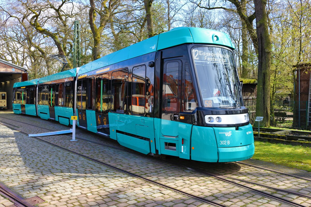 VGF Straßenbahn Frankfurt Alstom Citadis SX05 T-Wagen 302 am 08.04.23 in Frankfurt Schwanheim im Rahmen des Osterhasenexpress
