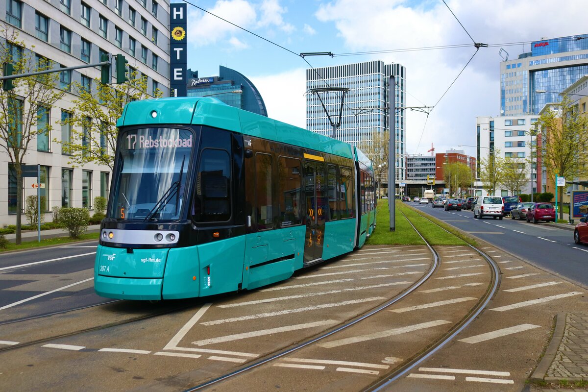 VGF Straßenbahn Frankfurt Alstom Citadis SX05 T-Wagen 307 am 11.04.23 in Frankfurt auf der Linie 17