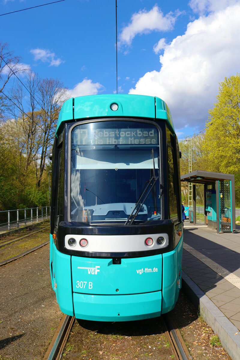 VGF Straßenbahn Frankfurt Alstom Citadis SX05 T-Wagen 307 am 11.04.23 in Frankfurt auf der Linie 17