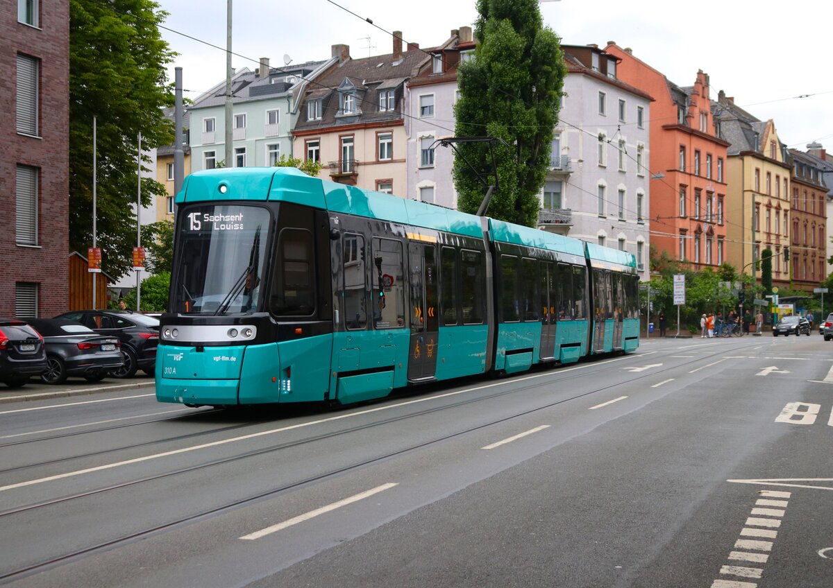 VGF Straßenbahn Frankfurt am Main Alstom Citadis SX05 T-Wagen 310 am 02.06.24