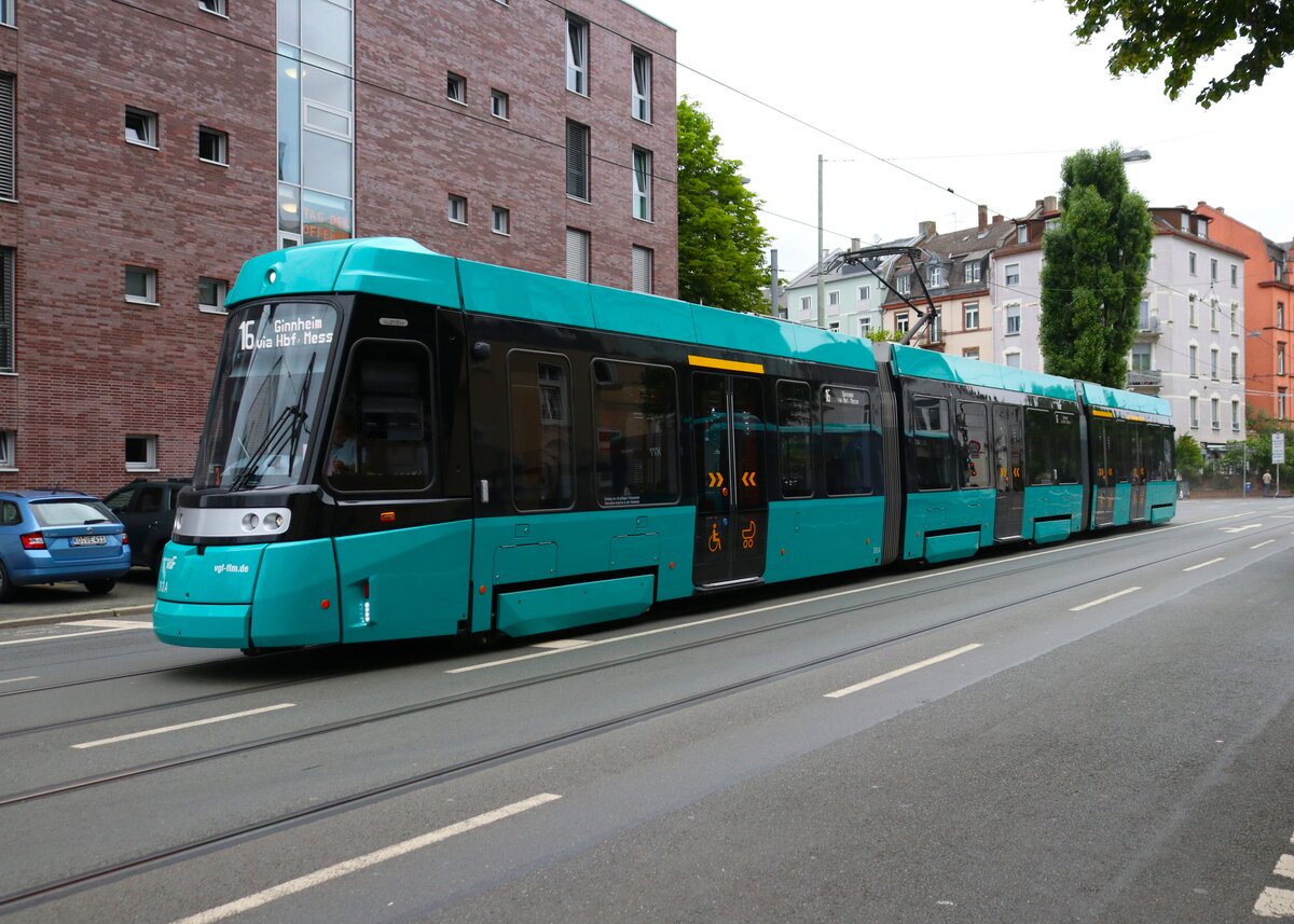 VGF Straßenbahn Frankfurt am Main Alstom Citadis SX05 T-Wagen 313 am 02.06.24