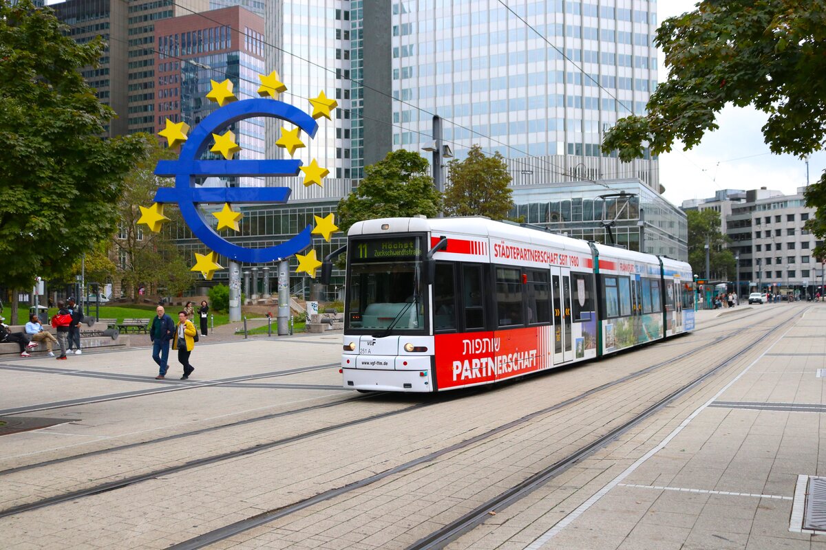 VGF Straßenbahn Frankfurt am Main Bombardier Flexity Classic S-Wagen 251 am 23.09.24