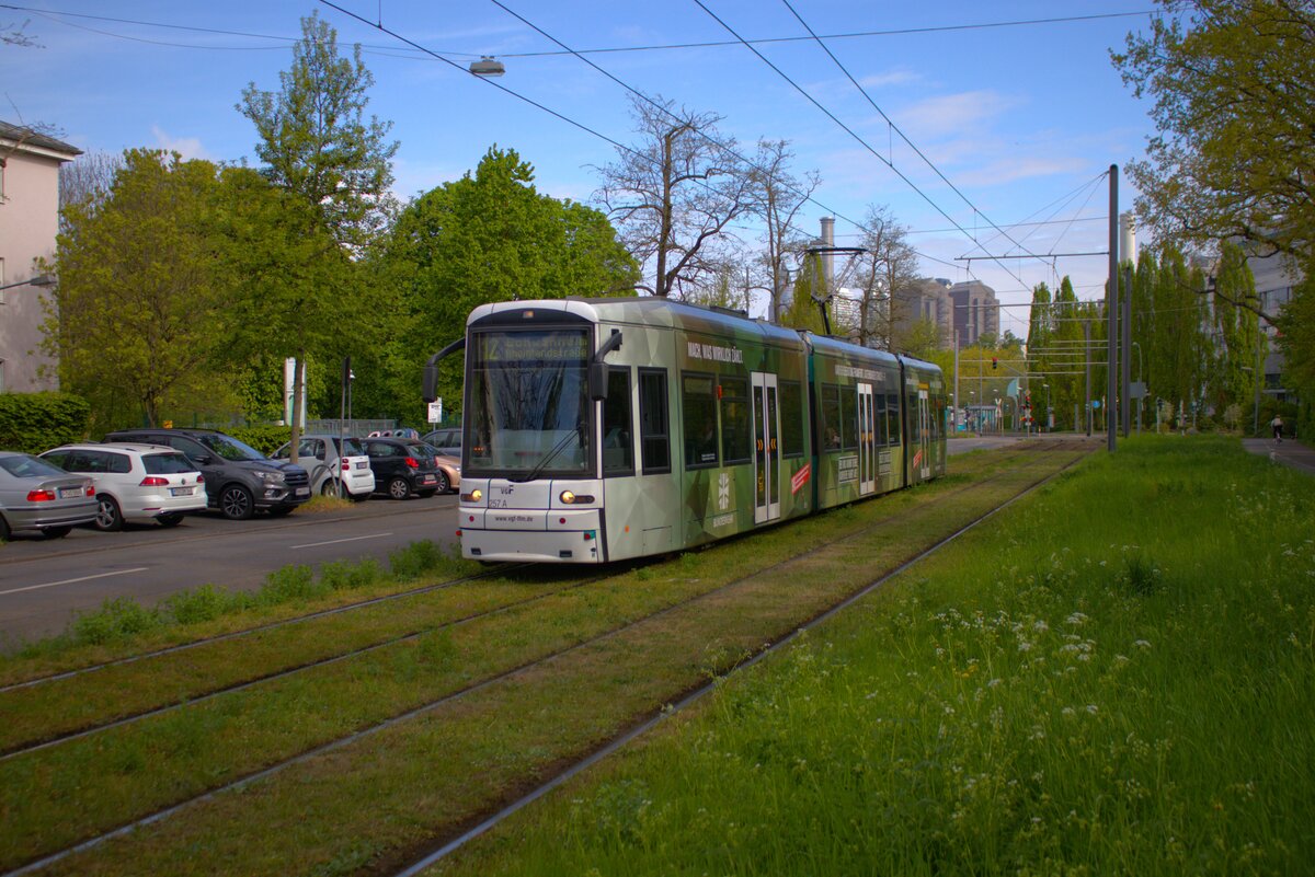VGF Straßenbahn Frankfurt am Main Bombardier Flexity Classic S-Wagen 257 am 19.04.25 in der nähe der Uniklinik
