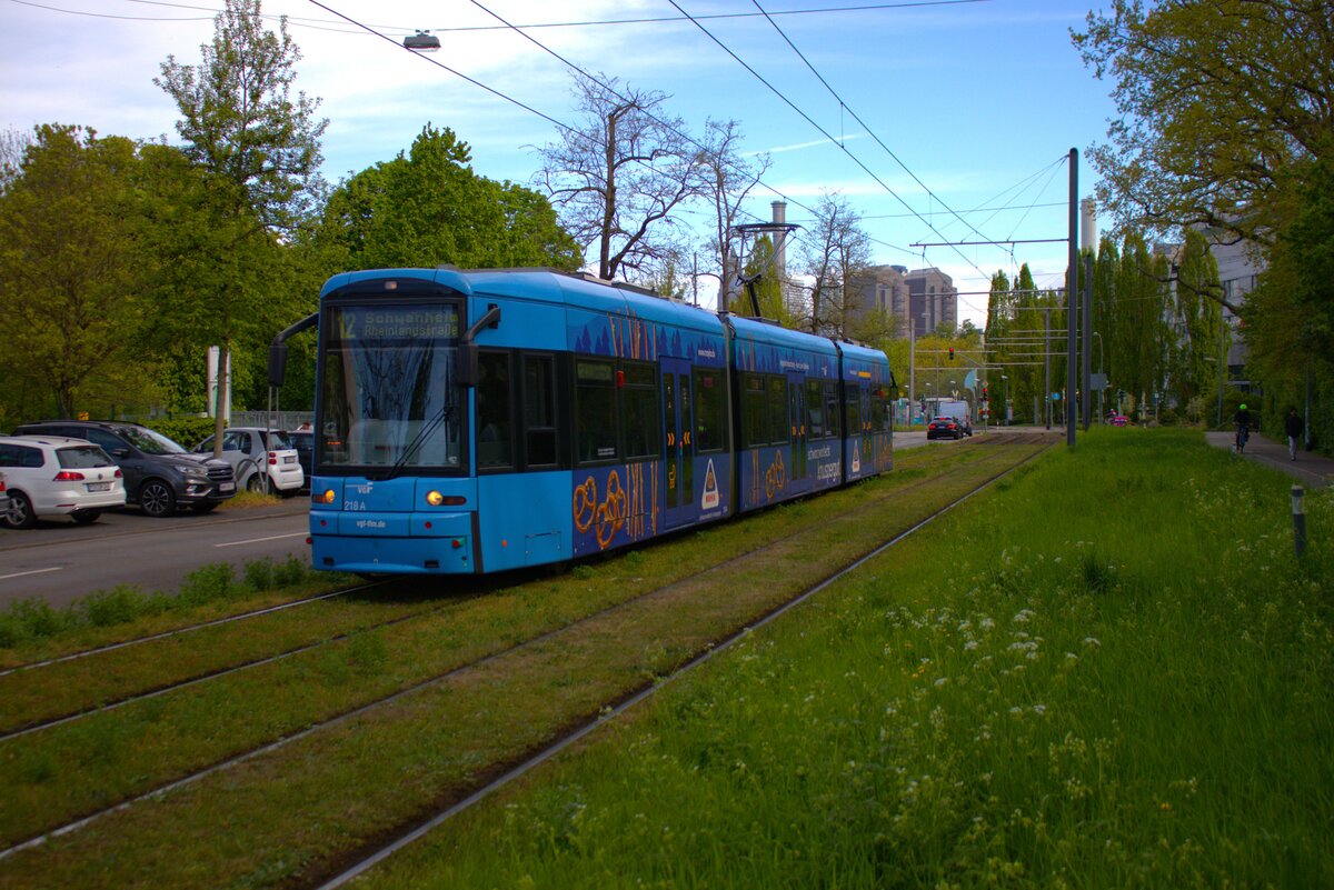 VGF Straßenbahn Frankfurt am Main Bombardier Flexity Classic S-Wagen 218 am 19.04.25 in der nähe der Uniklinik