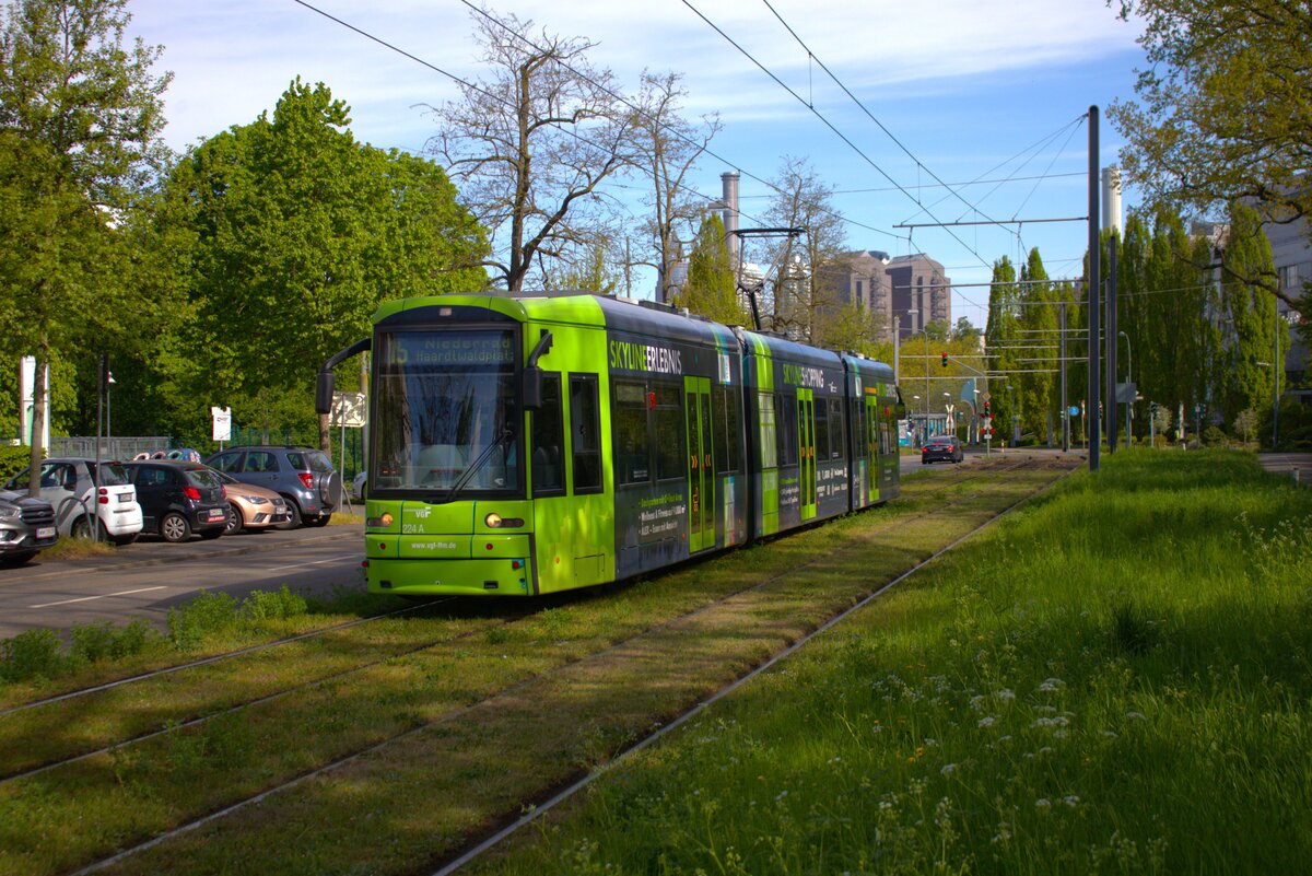 VGF Straßenbahn Frankfurt am Main Bombardier Flexity Classic S-Wagen 224 am 19.04.25 in der nähe der Uniklinik