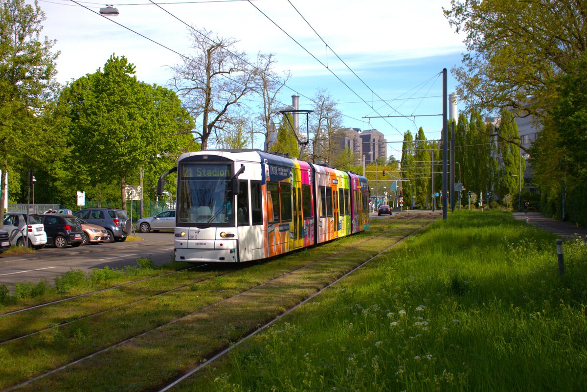 VGF Straßenbahn Frankfurt am Main Bombardier Flexity Classic S-Wagen 201 am 19.04.25 in der nähe der Uniklinik