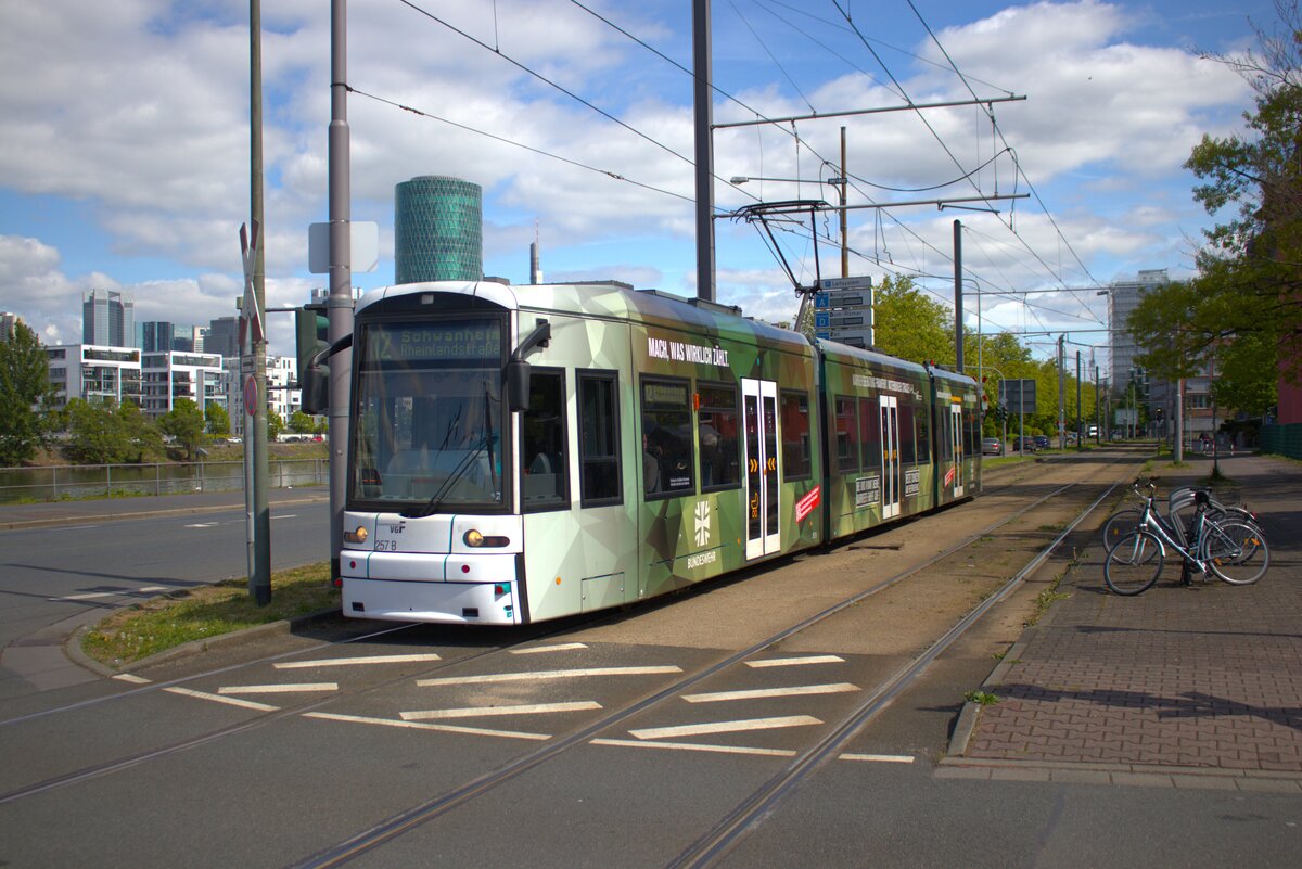 VGF Straßenbahn Frankfurt am Main Bombardier Flexity Classic S-Wagen 257 am 19.04.25 an der Uniklinik