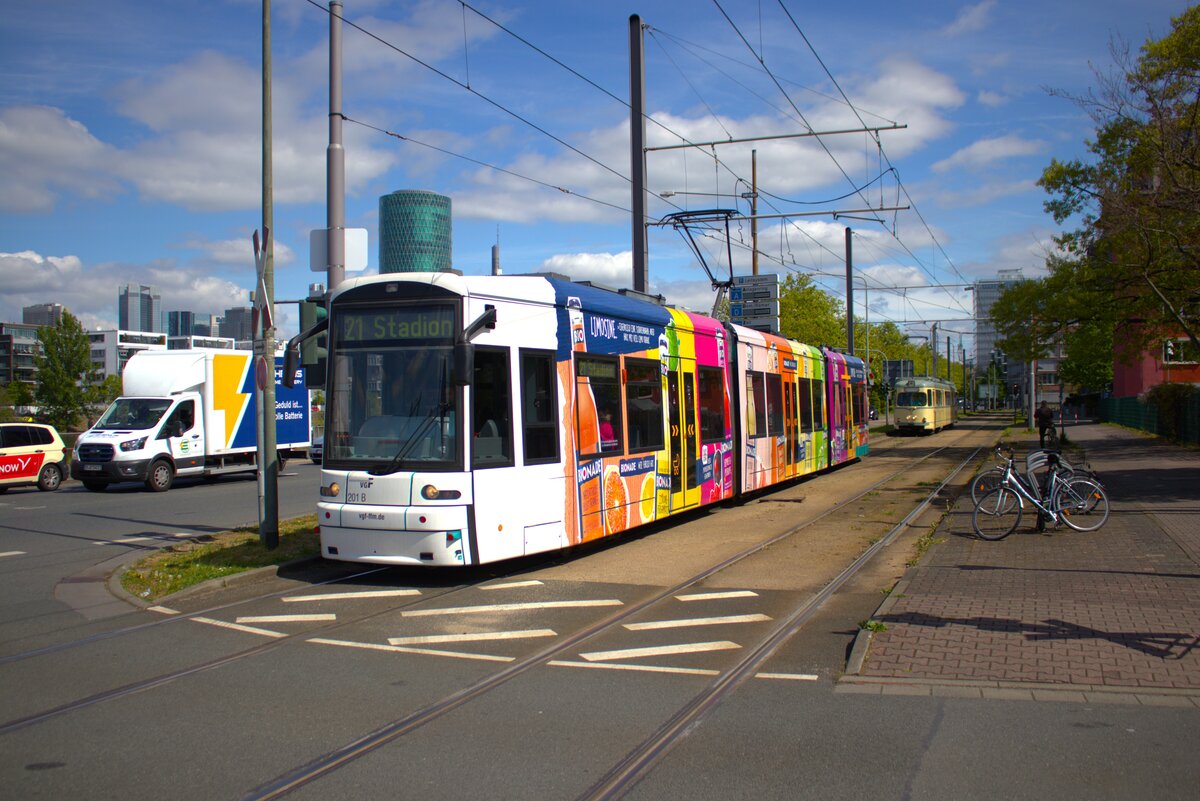 VGF Straßenbahn Frankfurt am Main Bombardier Flexity Classic S-Wagen 201 am 19.04.25 an der Uniklinik