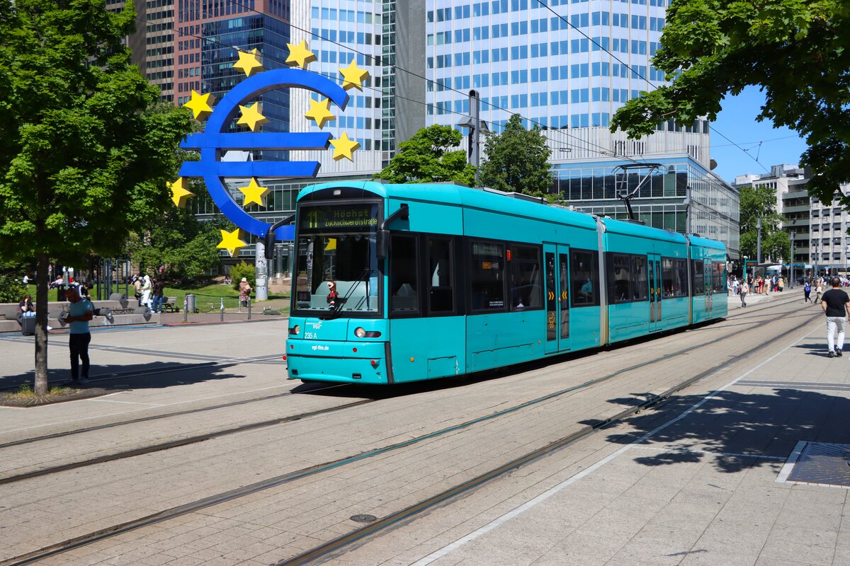 VGF Straßenbahn Frankfurt am Main Bombardier Flexity Classic S-Wagen 235 am 10.05.25 am Willy Brandt Platz