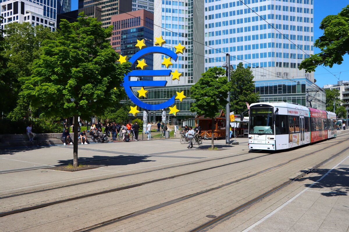 VGF Straßenbahn Frankfurt am Main Bombardier Flexity Classic S-Wagen 239 am 10.05.25 am Willy Brandt Platz