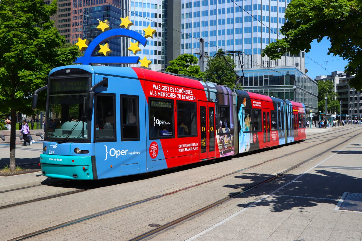 VGF Straßenbahn Frankfurt am Main Bombardier Flexity Classic S-Wagen 230 am 10.05.25 am Willy Brandt Platz