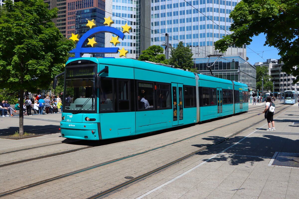 VGF Straßenbahn Frankfurt am Main Bombardier Flexity Classic S-Wagen 240 am 10.05.25 am Willy Brandt Platz