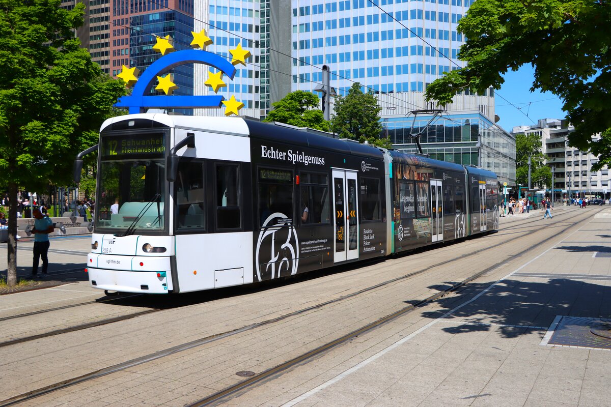 VGF Straßenbahn Frankfurt am Main Bombardier Flexity Classic S-Wagen 258 am 10.05.25 am Willy Brandt Platz