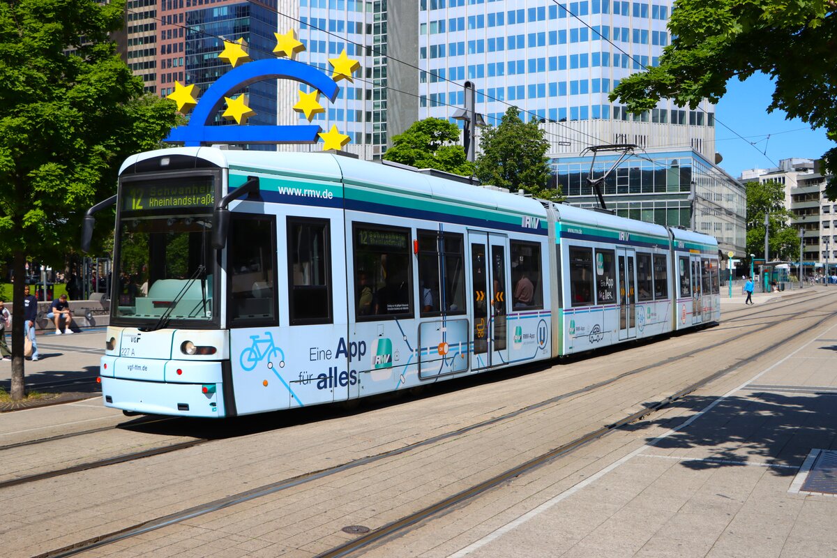 VGF Straßenbahn Frankfurt am Main Bombardier Flexity Classic S-Wagen 227 am 10.05.25 am Willy Brandt Platz
