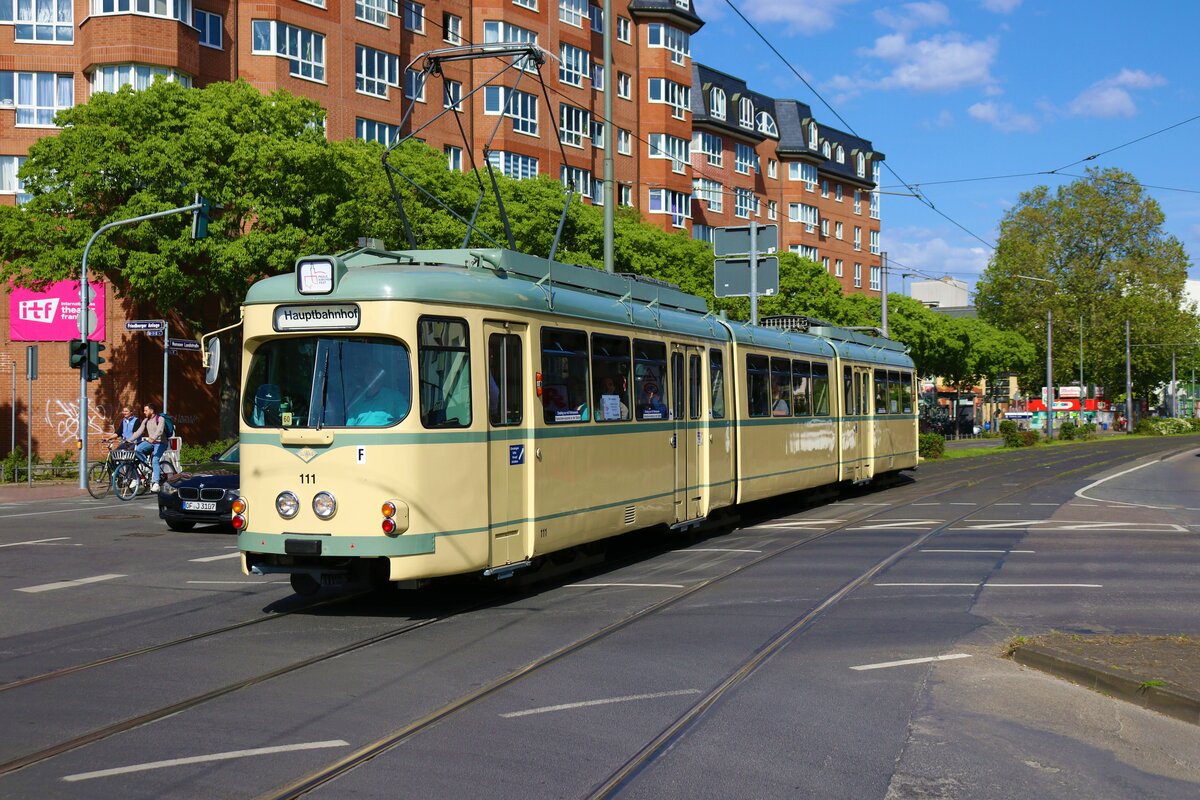 VGF Straßenbahn Frankfurt Düwag O-Wagen 111 am 18.05.23 in Frankfurt zum Paulskirchenfest
