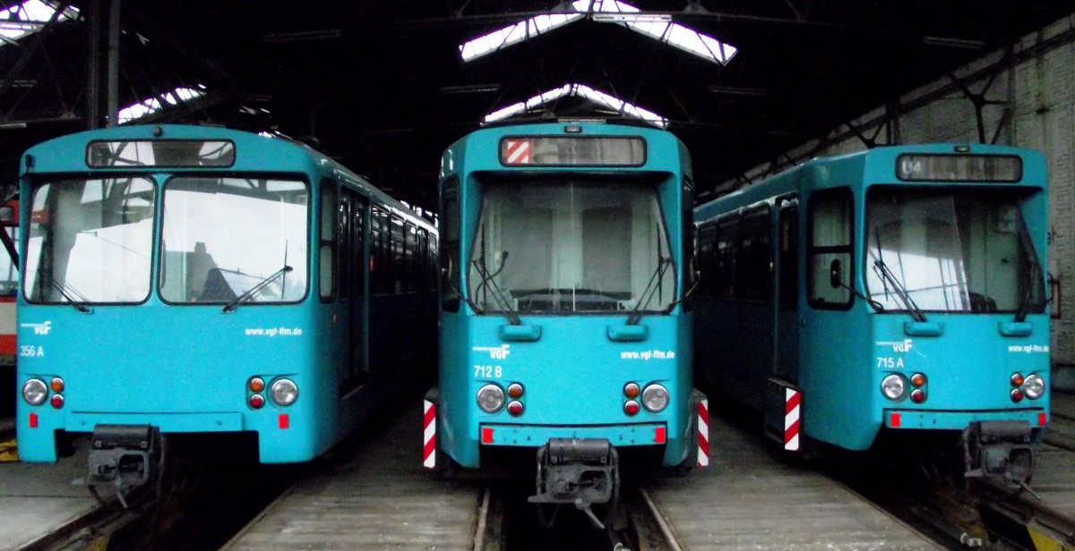 VGF U2 Wagen 356 und Ptb Wagen 712 und 715 stehen am 19.12.13 in Frankfurt Eckenheim durch den Zaun fotografiert