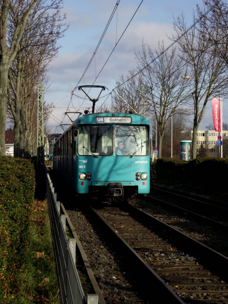 VGF U2 Wagen 382 als U4 am 30.12.13 in Frankfurt Enkheim von einen Bahnübergang aus fotografiert