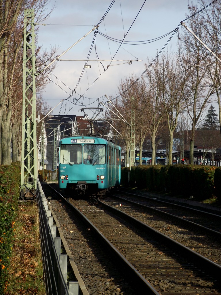 VGF U2 Wagen 382 am 30.12.13 in Frankfurt Enkheim von einen Bahnübergang aus fotografiert