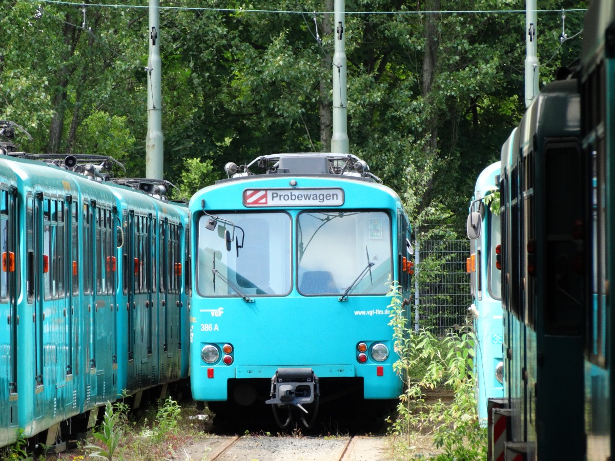 VGF U2 Wagen 386 am 03.06.15 in Frankfurt Eckenheim über den Zaun fotografiert