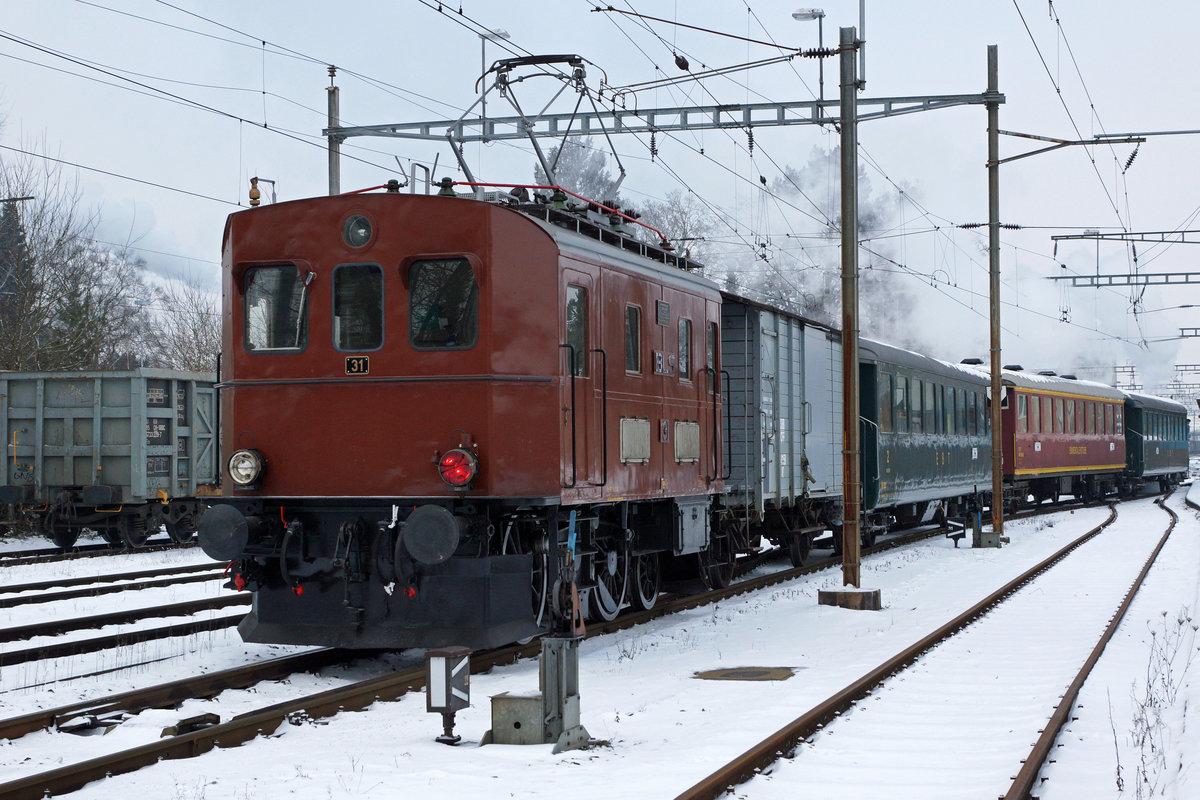 VHE: Am 21. Januar 2017 fand die traditionelle wiederum voll ausgebuchte Burgdorfer Fonduefahrt statt. Ab Huttwil bis Balsthal verkehrte der historische Sonderzug  via Langenthal, Burgdorf, Solothurn, Oensingen. Geführt wurde der Fonduezug erstmals mit gemischter Traktion. Zum Einsatz gelangten die Ed 3/4 11 sowie der Te 2/3 31  Halbesel  als Heizlok.
Bei der Einfahrt Gerlafingen.
Foto: Walter Ruetsch
