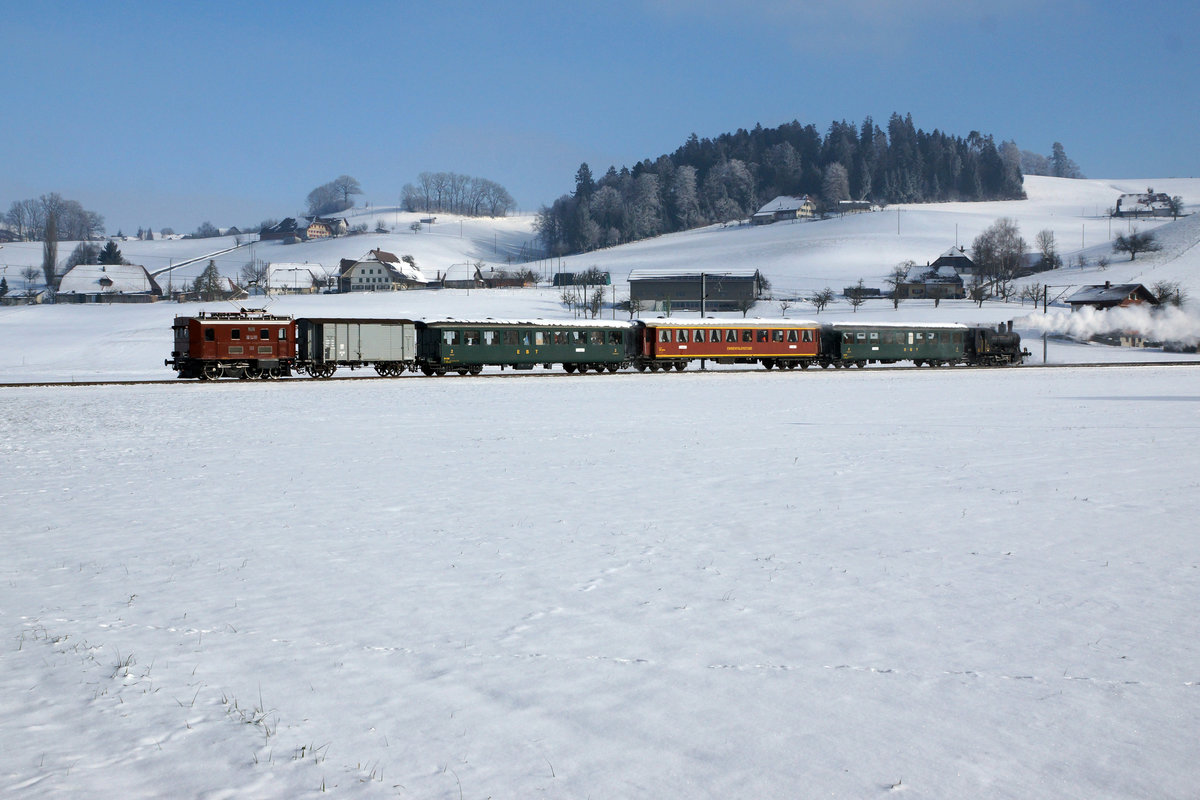 VHE: Am 21. Januar 2017 fand die traditionelle wiederum voll ausgebuchte Burgdorfer Fonduefahrt statt. Ab Huttwil bis Balsthal verkehrte der historische Sonderzug  via Langenthal, Burgdorf, Solothurn, Oensingen. Geführt wurde der Fonduezug erstmals mit gemischter Traktion. Zum Einsatz gelangten die Ed 3/4 11 sowie der Te 2/3 31  Halbesel  als Heizlok.
Unterwegs in sonniger Landschaft bei Rohrbach.
Foto: Walter Ruetsch