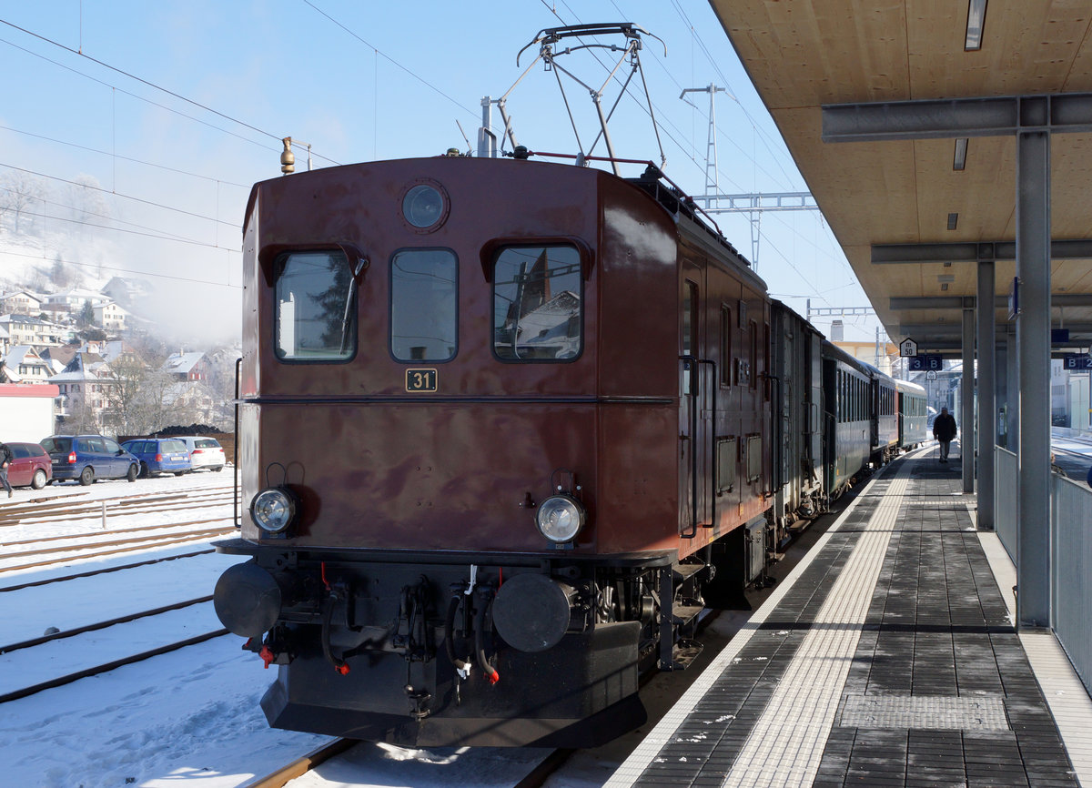 VHE: Am 21. Januar 2017 fand die traditionelle wiederum voll ausgebuchte Burgdorfer Fonduefahrt statt. Ab Huttwil bis Balsthal verkehrte der historische Sonderzug  via Langenthal, Burgdorf, Solothurn, Oensingen. Geführt wurde der Fonduezug erstmals mit gemischter Traktion. Zum Einsatz gelangten die Ed 3/4 11 sowie der Te 2/3 31  Halbesel  als Heizlok.
Der Sonderzug in Huttwil kurz vor der Abfahrt.
Foto: Walter Ruetsch
