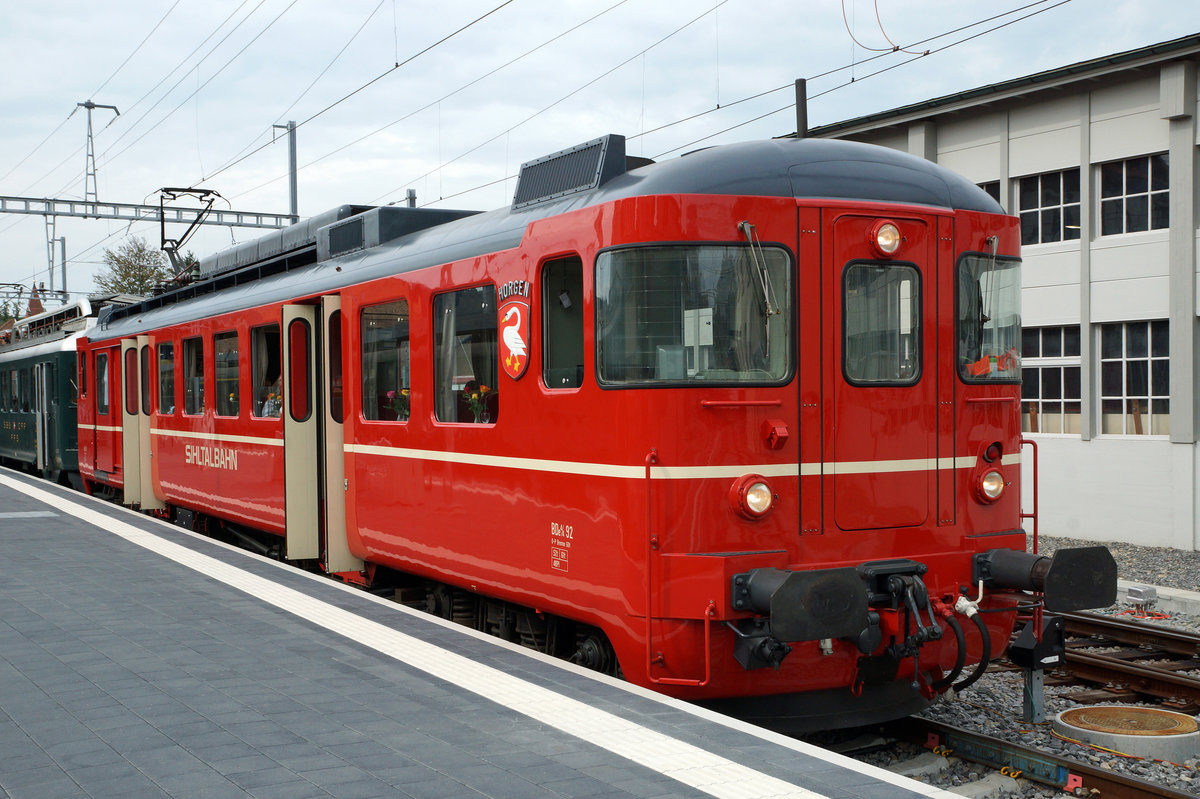 VHE/ Verein Historische Eisenbahn Emmental:
Anlässlich der Huttwiler Dampftage 2016 fand am 1. Oktober ein interessantes Triebwagentreffen statt.
ZMB BDe 4/4 92, ehemals SZU, auf die Rückfahrt wartend in Huttwil.
Foto: Walter Ruetsch
