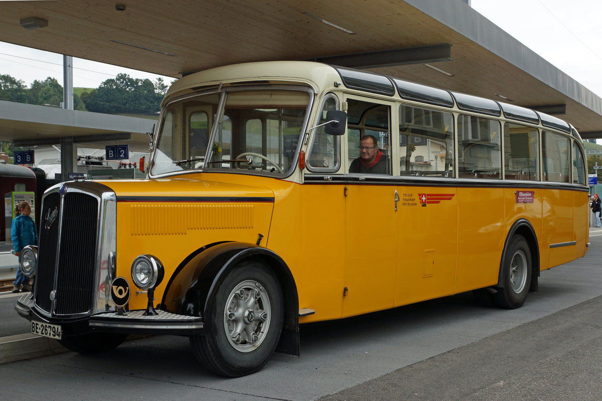 VHE/ Verein Historische Eisenbahn Emmental:
Anlässlich der Huttwiler Dampftage 2016 fand am 1. Oktober ein interessantes Triebwagentreffen statt.
Nebst den elektrischen Sonder- und Dampfzügen stand auch ein historisches Postauto der Marke SAURER im Einsatz. Aus diesem Grunde wurde diese Aufnahme ausnahmsweise bei den Bahnen eingestellt.
Foto: Walter Ruetsch