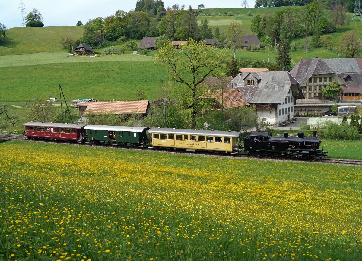 VHE/DBB: Auf der auf Busbetrieb umgestellten Teilstrecke Sumiswald Grünen - Huttwil verkehren wieder Dampfzüge. Am 10. Mai 2015 waren mehrere Dampfzüge unterwegs  von DBB und VHE. DBB Dampfzug für VHE unterwegs mit der EB 3/5 5810, ehemals SBB bei Dürrenroht auf Muttertagsfahrt.
Foto: Walter Ruetsch