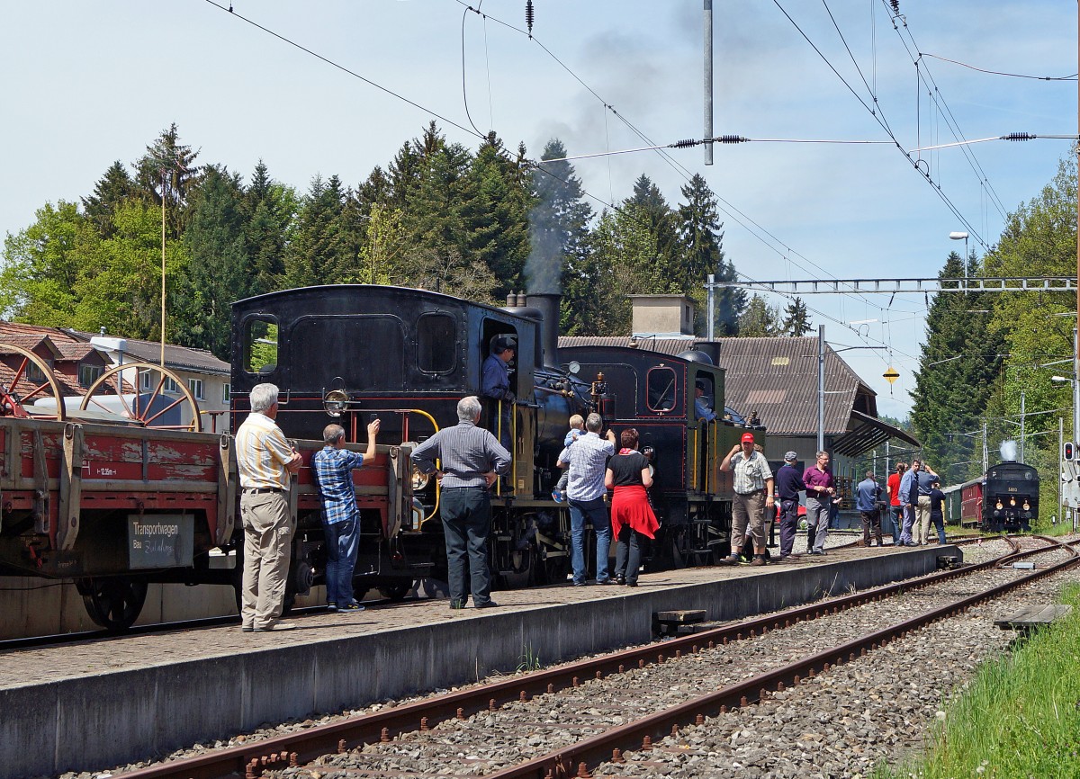 VHE/DBB: Auf der auf Busbetrieb umgestellten Teilstrecke Sumiswald Grünen - Huttwil verkehren wieder Dampfzüge. Am 10. Mai 2015 waren mehrere sehr gut besetzte Dampfzüge unterwegs  von DBB und VHE. Der DBB Dampfzug für VHE unterwegs mit der Eb 3/5 5810, ehemals SBB anlässlich einer Zugskreuzung mit dem VHE Dampfzug mit der Doppeltraktion Ed 3/4 2, ehemals SMB und Ed 3/4 11, ehemals LHB in Affoltern-Weier. Beide Züge befanden sich auf Muttertagsfahrten im Emmental. Auf diesem verlassenen Bahnhof hat überigens seit vielen Jahren keine Zugskreuzung mehr stattgefunden.
Foto: Walter Ruetsch