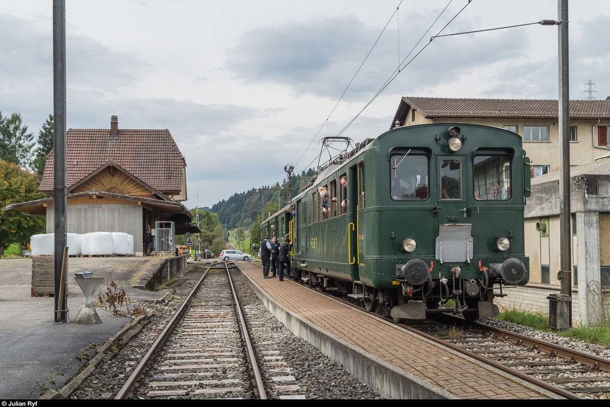 VHE/EBT BDe 2/4 240 mit dem frisch renovierten ABDi 722 am 1. Oktober 2016 beim Halt in Dürrenroth. Das Bild entstand mit Erlaubnis des Bahnhofsvorstandes von einem Abstellgleis.