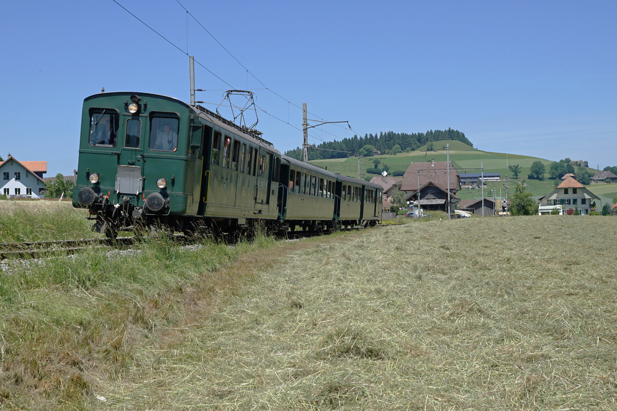 VHE/RM/EBT: Sonderzug der Museumsbahn VHE für den VRS mit dem BDe 2/4 240 + Bi 527 + ABDi 722 bei Dürrenroth am 17. Juni 2017.
Foto: Walter Ruetsch 