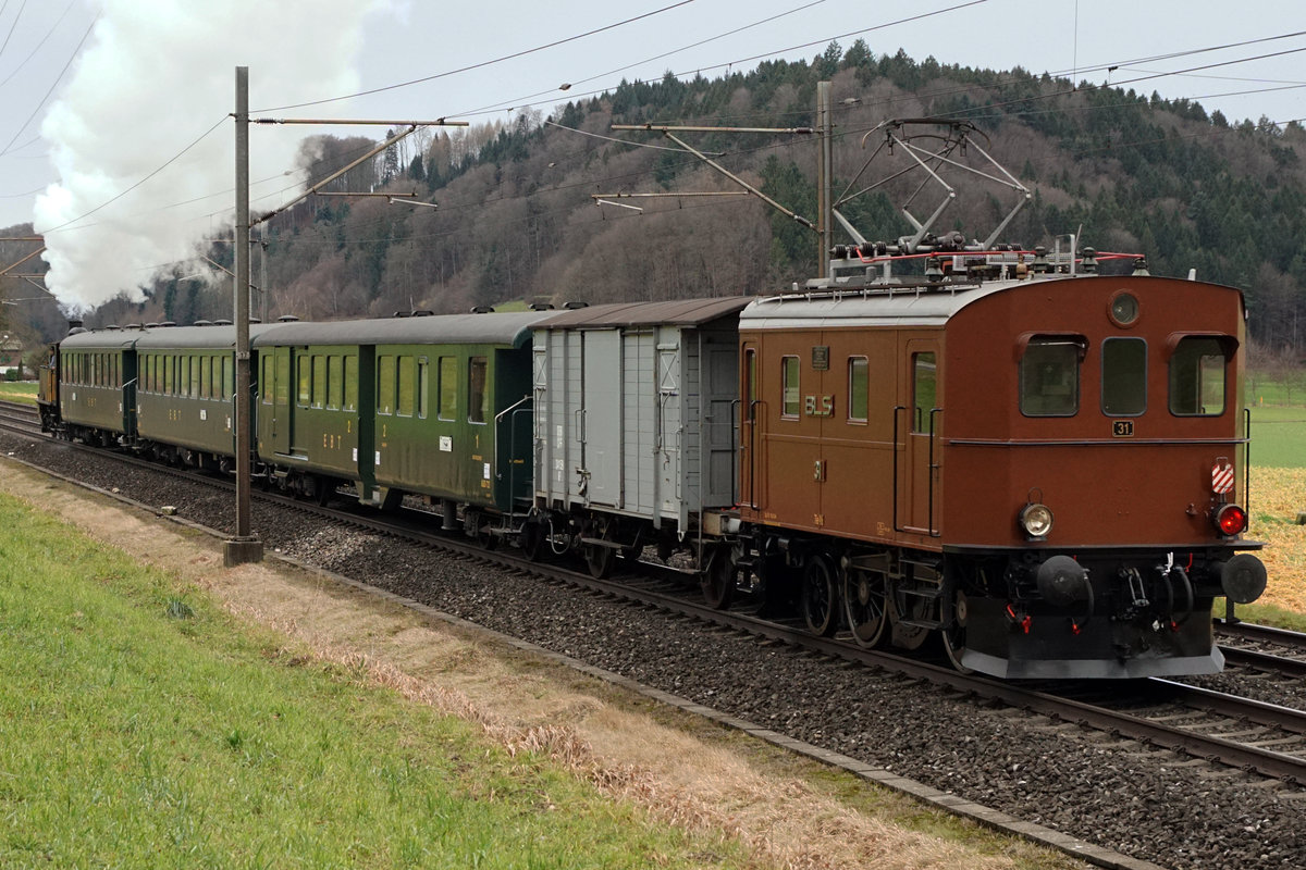 VHE/Verein Historische Eisenbahn Emmental:
Impressionen der tra­di­ti­o­nellen Fonduefahrt vom 20. Januar 2018 die leider bei sehr schlechtem Wetter stattfand. Die voll ausgebuchte Fahrt führte von Huttwil ab 13.05h via Langenthal - Burgdorf - Solothurn - Oensingen  bis Balsthal, wo der Sonderzug pünktlich um 17.10h bei starkem Regen und Sturmwinden einfuhr. Wie die vier eingestellten Aufnahmen zeigen, begleitete der Allwetterfotograf diese alljährliche Fahrt vom Anfang bis zum Ende.
Ed 3/4 Nr. 2 + Bi 538 + Bi 528 + ABDi 722 + K2 + Te 2/3 Nr. 31 bei Riedtwil unterwegs.
Foto: Walter Ruetsch

