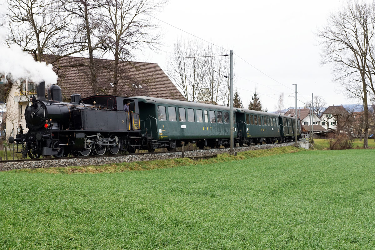 VHE/Verein Historische Eisenbahn Emmental:
Impressionen der tra­di­ti­o­nellen Fonduefahrt vom 20. Januar 2018 die leider bei sehr schlechtem Wetter stattfand. Die voll ausgebuchte Fahrt führte von Huttwil ab 13.05h via Langenthal - Burgdorf - Solothurn - Oensingen  bis Balsthal, wo der Sonderzug pünktlich um 17.10h bei starkem Regen und Sturmwinden einfuhr. Wie die vier eingestellten Aufnahmen zeigen, begleitete der Allwetterfotograf diese alljährliche Fahrt vom Anfang bis zum Ende.
Ed 3/4 Nr. 2 + Bi 538 + Bi 528 + ABDi 722 + K2 + Te 2/3 Nr. 31 bei Gutenburg BE unterwegs.
Foto: Walter Ruetsch
   