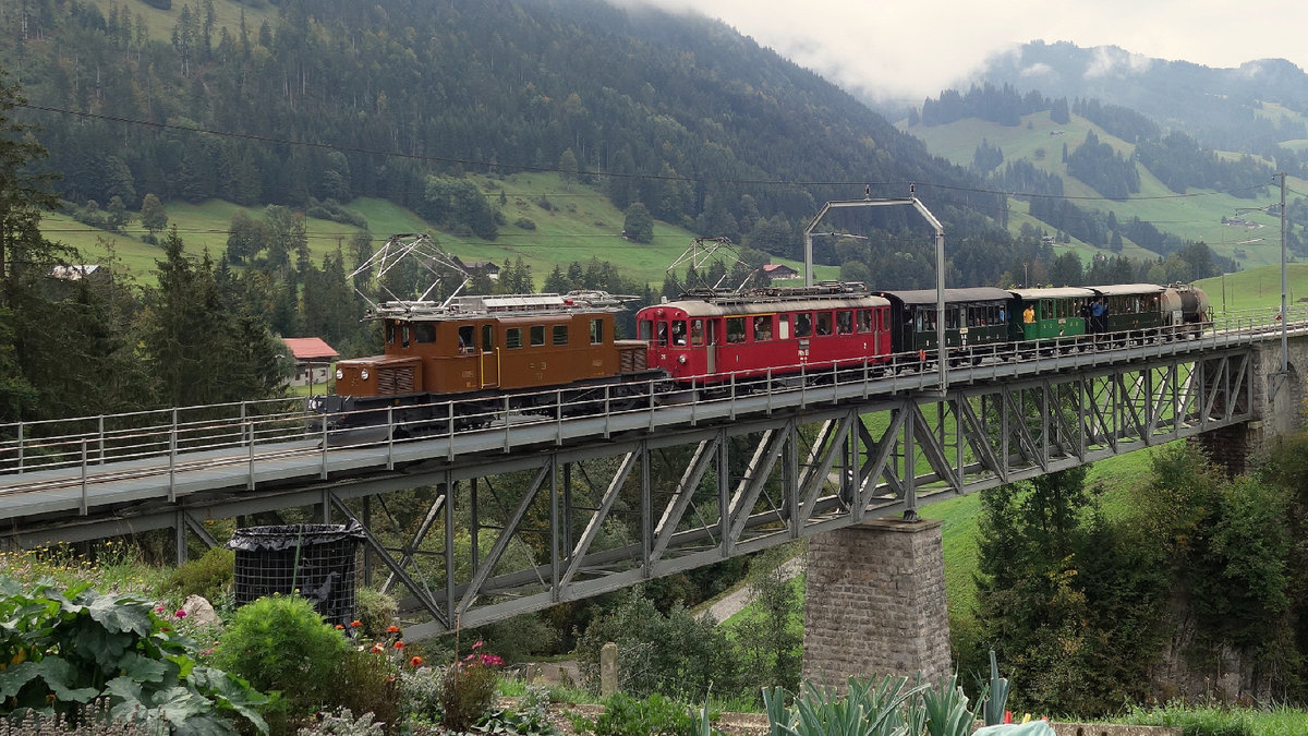 Viadukt in Flendruz (Rougement) Schweiz.

Das historische „Bernina-Krokodil“ RhB 182 (erbaut 1928) und der historische  Bernina-Triebwagen   RhB 35 (erbaut 1908) auf der Montreux - Berner Oberland Bahn MOB. Ein Bild, das in dieser Form einmalig ist. Das Bernina Krokodil gehört der RhB und wurden für eine Jubiläumsvereranstaltung auf der Strasse zur  Museumslinie Blonay- Chamby verfrachtet. Im September 2018 verkehrte das Bernina Krokodil zum ersten und wohl letzten Male auf dem Netz der MOB.

14. September 2018