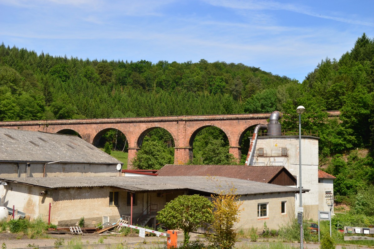 Viadukt der Odenwaldbahn in Hesseneck Kailbach. Leider konnte ich auf die Schnelle keinen besseren Fotopunkt als diesen finden......Sonntag 25.5.2014