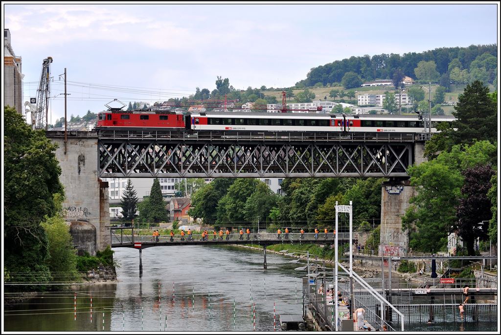 Viadukt der Wipkingerlinie über die Limmat mit Dammsteg und Letten Flussbad im Vodergrund. Auf dem Dammsteg ist eine Gruppe Segway Fahrer unterwegs. Zürich (19.06.2014)