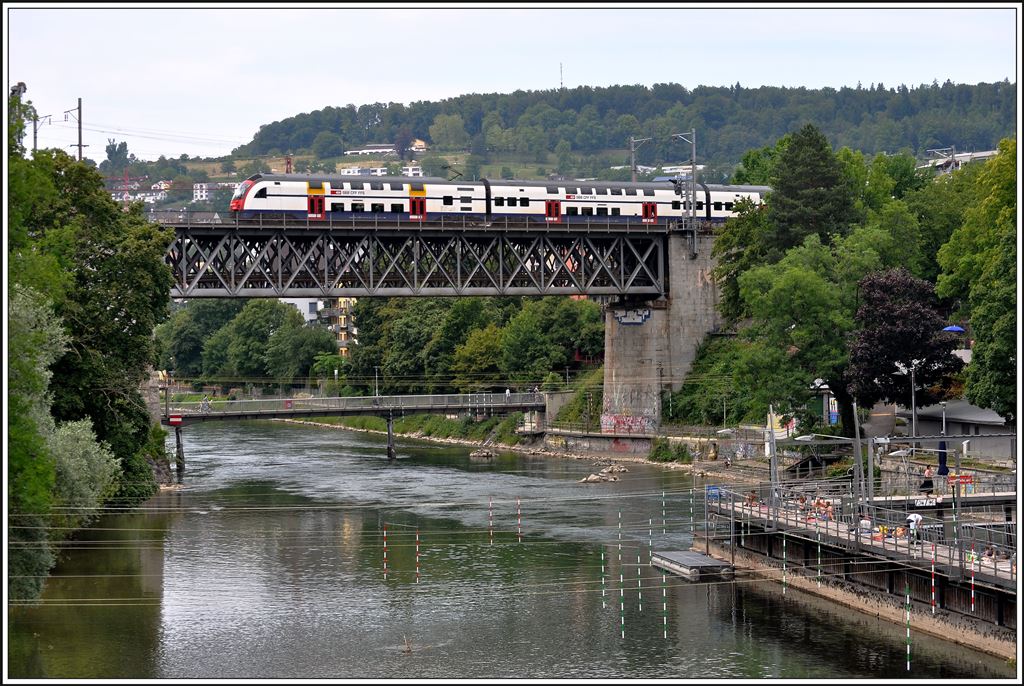 Viadukt der Wipkingerlinie über die Limmat mit Dammsteg und Letten Flussbad im Vodergrund. Zürich (19.06.2014)
