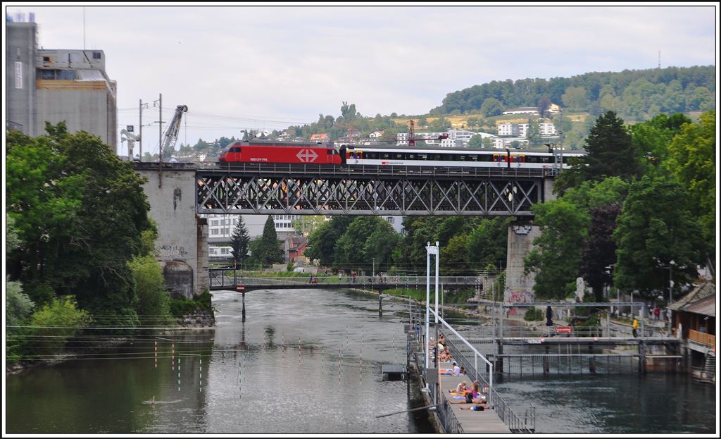 Viadukt der Wipkingerlinie über die Limmat mit Dammsteg und Letten Flussbad im Vodergrund. Zürich (19.06.2014)