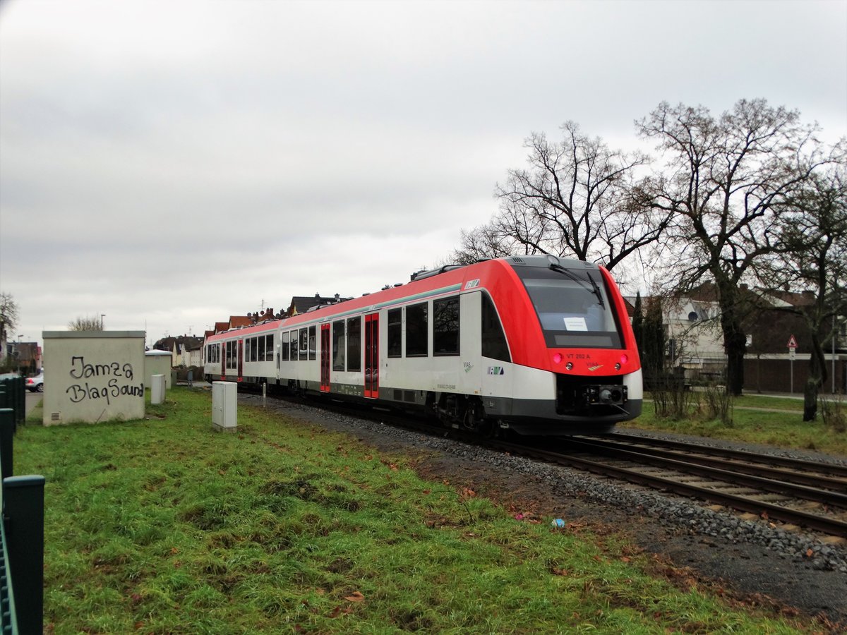 VIAS Alstom Lint 54 VT202 am 23.12.17 in Hainburg Hainstadt von einen Gehweg aus fotografiert